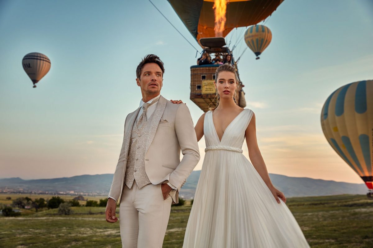 Aufnahme eines modernen beigenen Bräutigam-Anzugs mit feinen Details und stilvoller Passform. Ein schlichtes Brautkleid