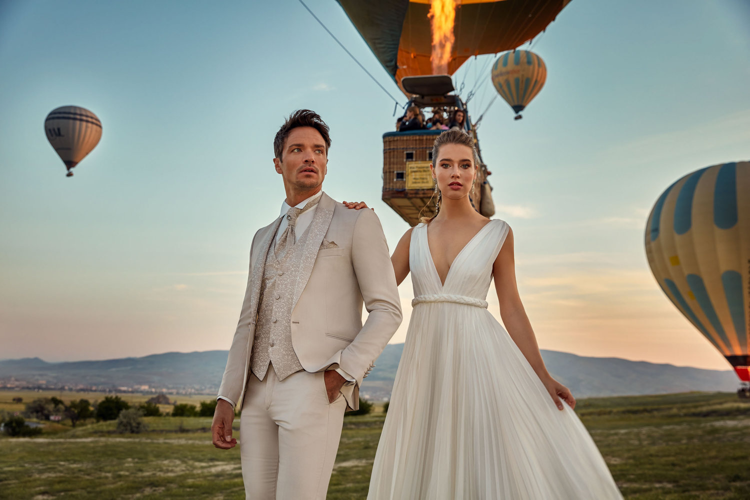 Aufnahme eines modernen beigenen Bräutigam-Anzugs mit feinen Details und stilvoller Passform. Ein schlichtes Brautkleid