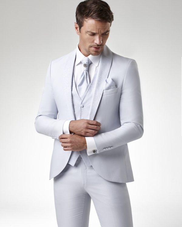 Eleganter eisblauer Hochzeitsanzug für Bräutigam mit Weste, Krawatte und schmalem Schnitt