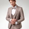 Bräutigamanzug in elegantem Camel-Ton mit Weste und Fliege – moderner Hochzeitslook für stilbewusste Herren.