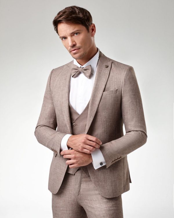 Bräutigamanzug in elegantem Camel-Ton mit Weste und Fliege – moderner Hochzeitslook für stilbewusste Herren.