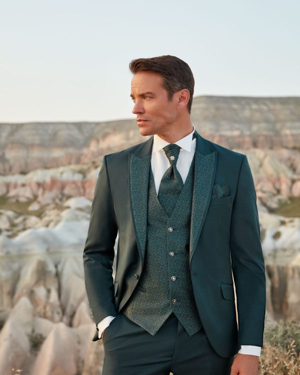 Eleganter Bräutigamanzug in edlem Grün mit dezentem Glanz, ideal für eine stilvolle Hochzeit.