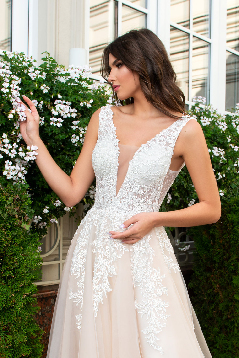 Nahaufnahme vom Prinzessin Brautkleid mit breiten Trägern und blushfarbener Spitze auf der Korsage