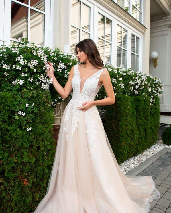 Prinzessin Brautkleid mit breiten Trägern, blushfarbener Tüllrock und langer Schleppe – Aufnahme von vorne