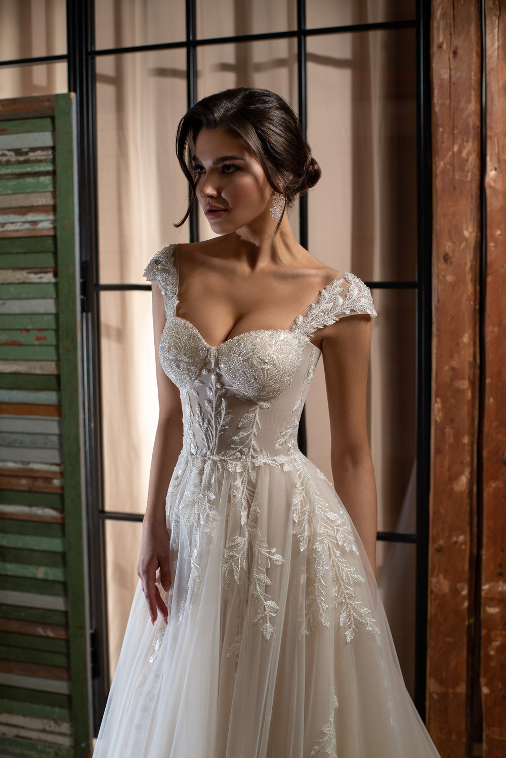 Detailaufnahme der aufwendig bestickten Corsage mit funkelnden Pailletten, zarter Spitze und angesetzten Spitzenträgern im herzförmigen Ausschnitt.