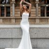 Fit & Flare Brautkleid mit Corsagenoberteil und eleganter Silhouette vor historischem Gebäude