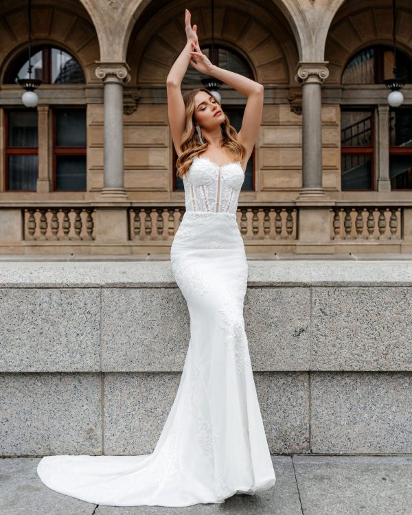 Fit & Flare Brautkleid mit Corsagenoberteil und eleganter Silhouette vor historischem Gebäude