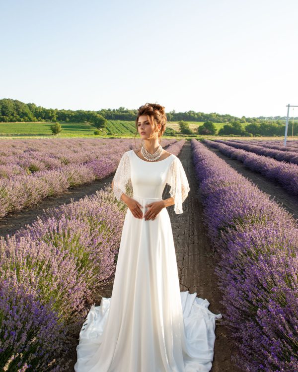 Leichtes A-Linien-Brautkleid mit fließendem Chiffonrock, Satin-Korsage und eleganten Flügelärmeln
