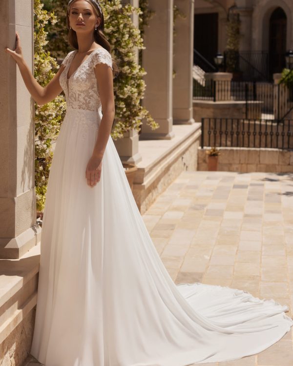 Brautkleid A-Linie mit tiefem Dekolleté, kurzen Ärmeln und Chiffon-Rock – Vorderansicht