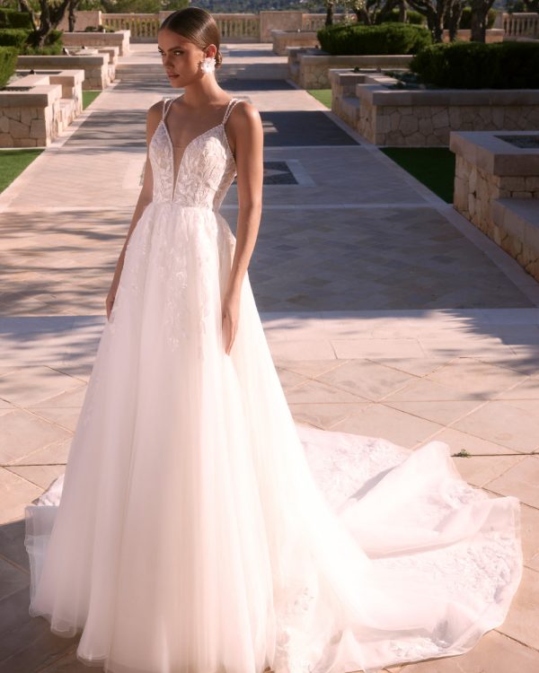 Prinzessin Brautkleid mit Spaghetti-Trägern, tiefem Dekolleté und Tüllrock – Frontansicht