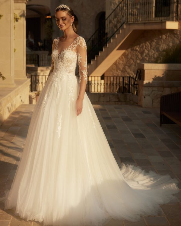 Prinzessin Brautkleid mit 3/4 transparenten Ärmeln, Tüllrock und langer bestickter Schleppe – Frontansicht