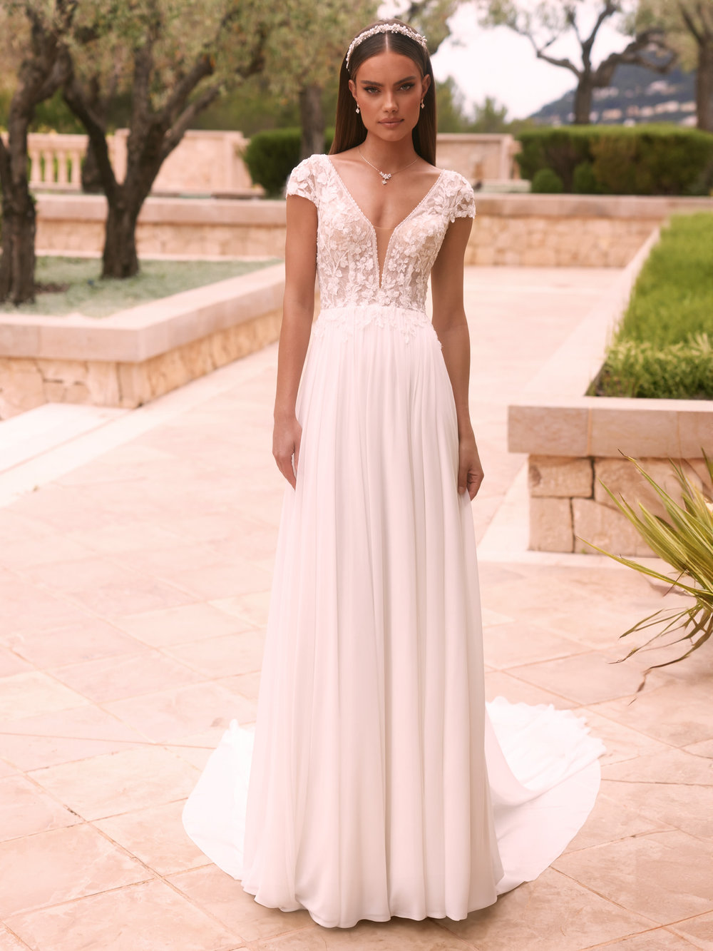 A-Linie Brautkleid mit kurzen Ärmeln, Chiffonrock und transparenter Korsage – Vorderansicht