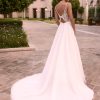 Rückenansicht vom Prinzessin Brautkleid mit zarter Spitze, tiefer Rückenausschnitt und langer Schleppe