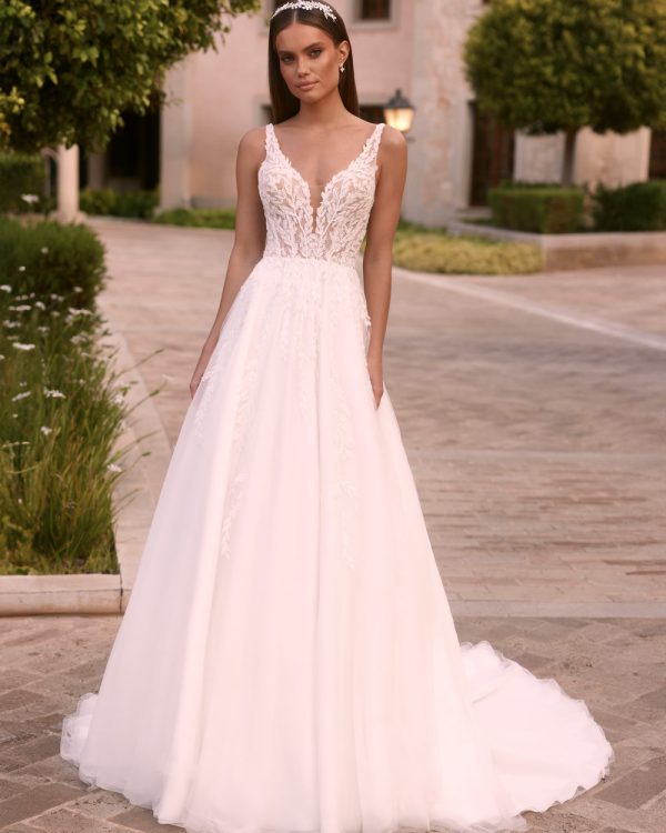 Prinzessin Brautkleid mit schmalen Trägern, durchsichtiger Korsage und fließendem Tüllrock – Vorderansicht