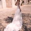 Rückenansicht vom A-Linien Brautkleid mit Spitzendetails und langer Schleppe