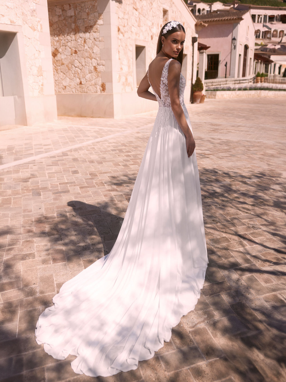 Rückenansicht vom A-Linien Brautkleid mit Spitzendetails und langer Schleppe