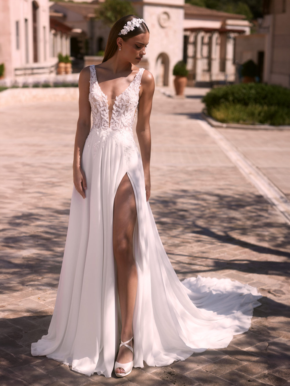 A-Linien Brautkleid mit Trägern, Chiffonrock und durchsichtiger Korsage, mkit Beinschlitz, frontal fotografiert