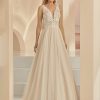 Brautkleid Boho & Vintage in Nude mit transparentem Spitzenoberteil und fließendem Chiffonrock – Frontansicht