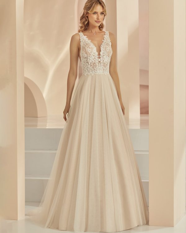 Brautkleid Boho & Vintage in Nude mit transparentem Spitzenoberteil und fließendem Chiffonrock – Frontansicht