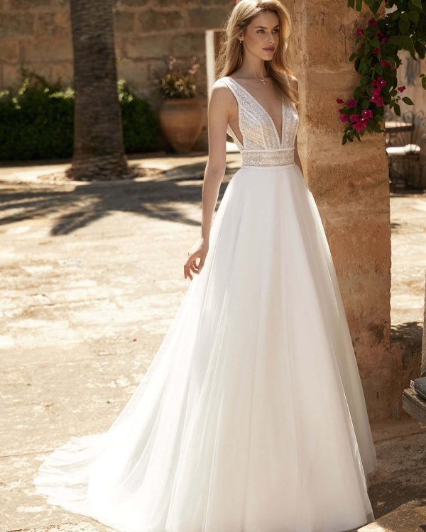 Boho & Vintage Brautkleid mit Tüllrock und tiefem V-Ausschnitt, seitliche Cutouts