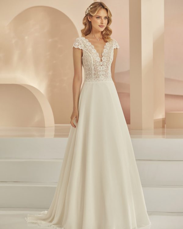 Brautkleid im Boho & Vintage Stil mit Knopfleiste und tiefem Rückenausschnitt – Vorderansicht