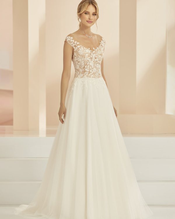 Brautkleid A-Linie mit floraler Spitze und Tüllrock – Frontansicht