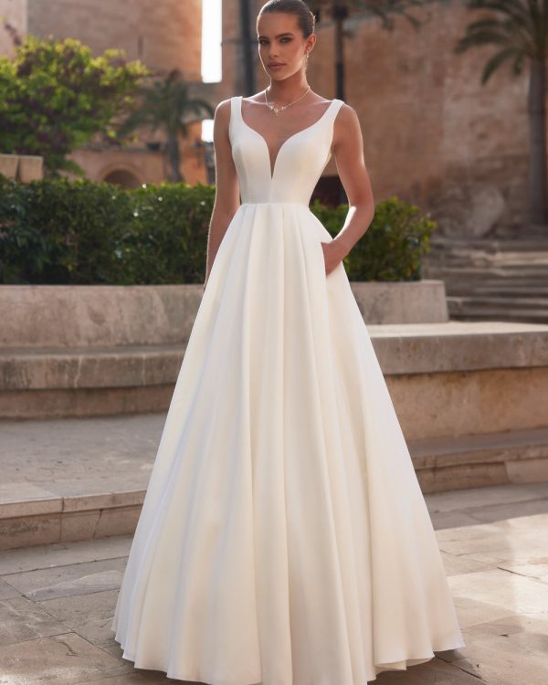 A-Linie Brautkleid aus Satin mit tiefem Rückenausschnitt und eleganter Silhouette – perfekt für das Standesamt oder die freie Trauung.