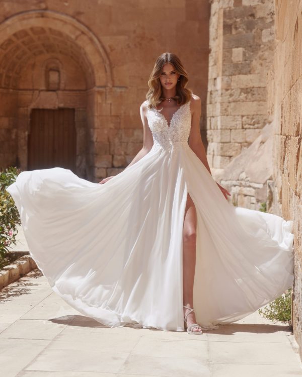 A-Linie Brautkleid mit romantischer Spitze und Chiffonrock – perfekt für eine stilvolle Hochzeit oder das Standesamt.