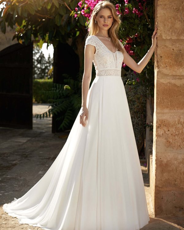 Boho & Vintage Brautkleid mit zarter Spitze, Chiffonrock und kurzen Ärmeln – ideal für eine romantische Sommerhochzeit.