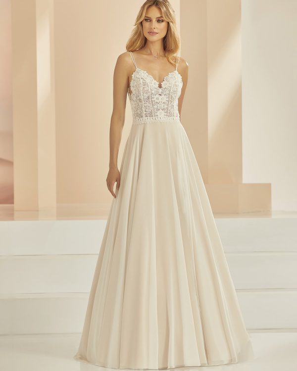 Brautkleid Boho & Vintage mit Spaghetti-Kordelträgern, tiefem Rückenausschnitt und Chiffonrock – Aufnahme von vorne