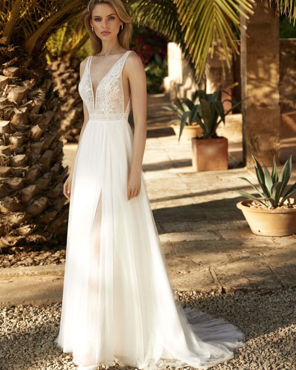 Boho & Vintage Brautkleid mit tiefem V-Ausschnitt und zarter Häkelspitze, fotografiert bei natürlichem Licht