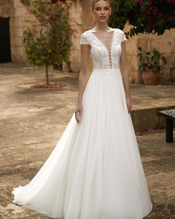 Boho & Vintage Brautkleid mit romantischer Spitze und zartem Chiffonrock in A-Linie