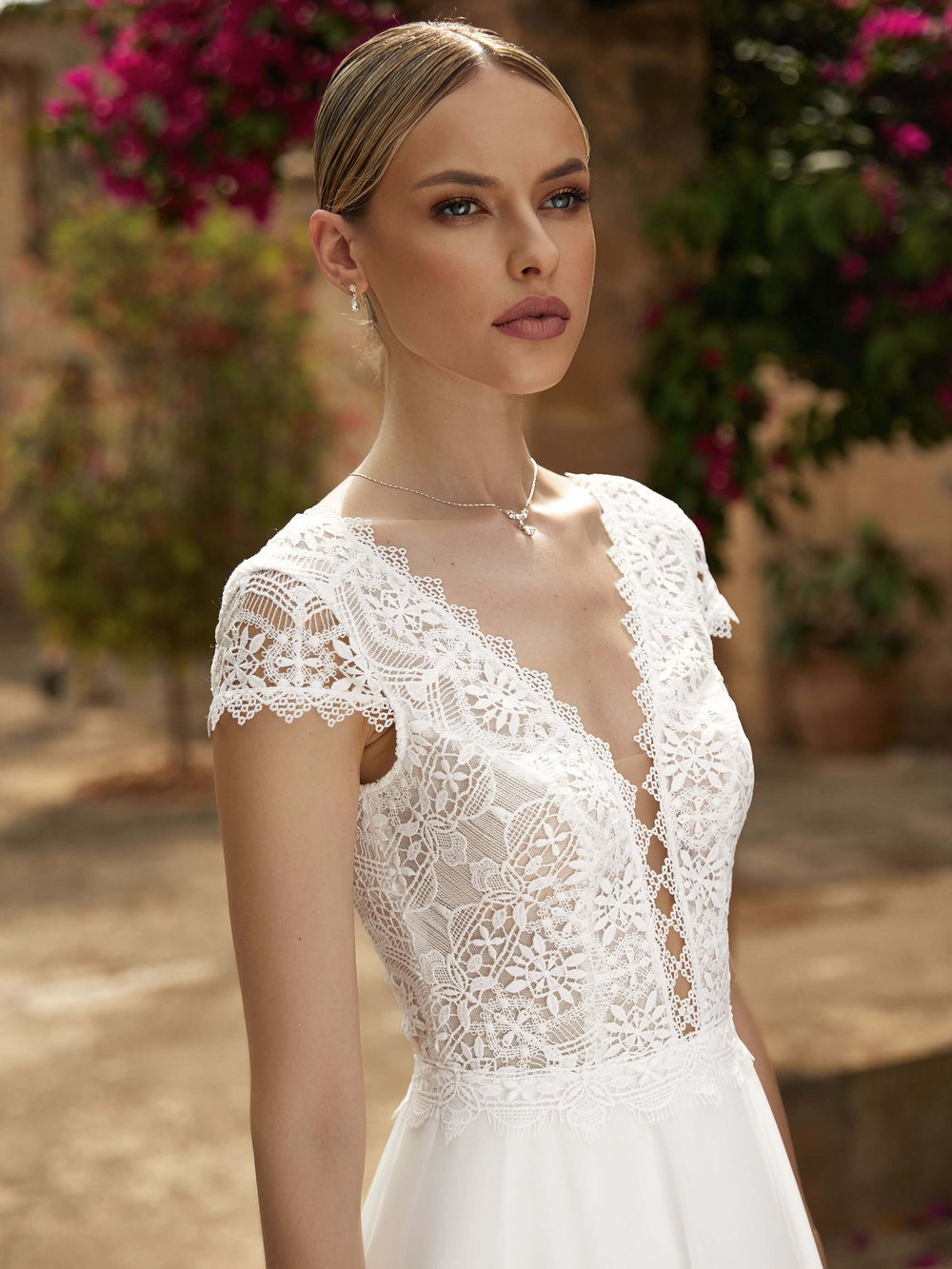 Detailaufnahme Vorderansicht Boho & Vintage Brautkleid mit floraler Spitze und V-Ausschnitt