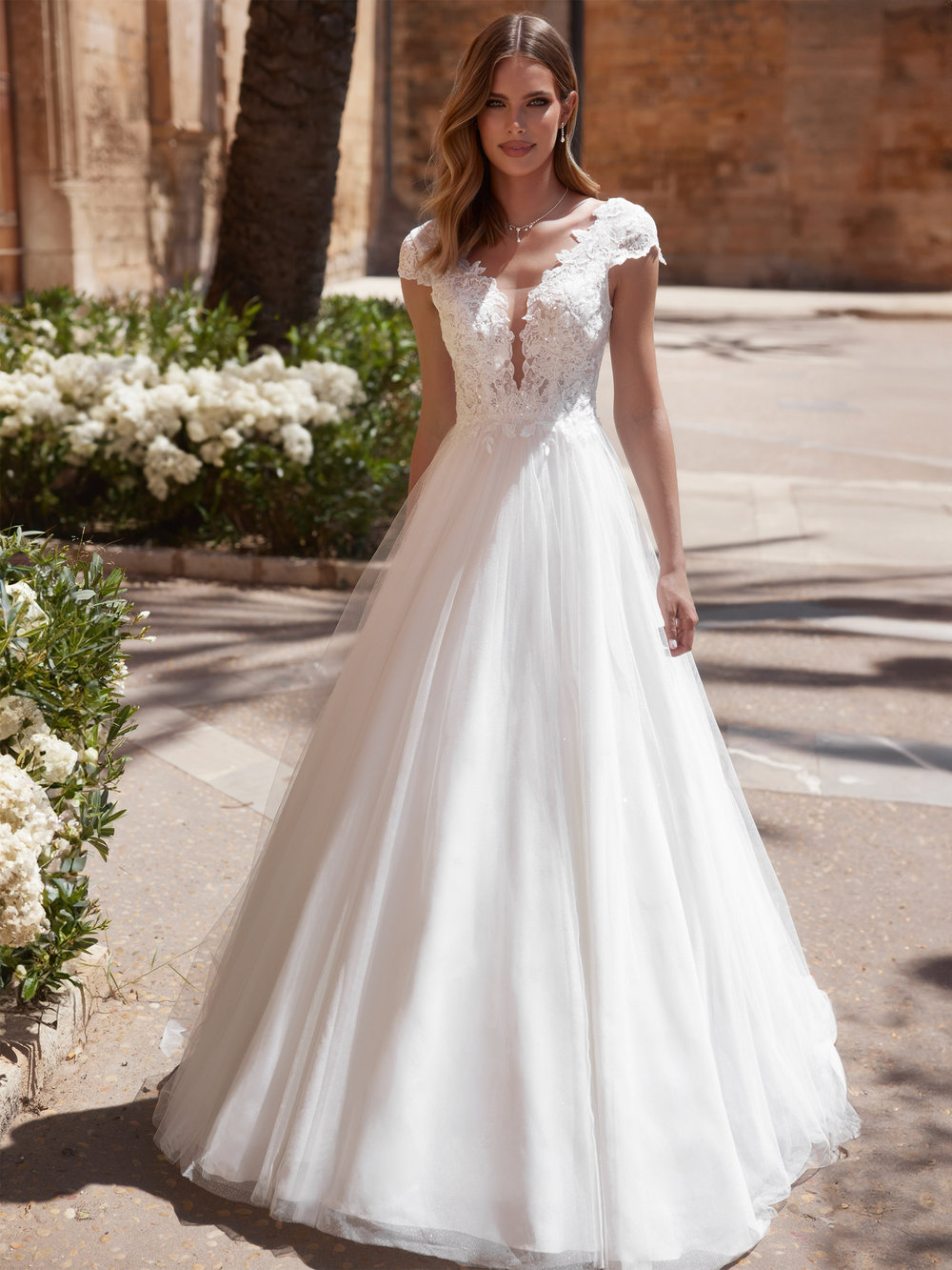 A-Linie Brautkleid mit romantischer Spitze und fließendem Tüllrock für das Standesamt oder die freie Trauung