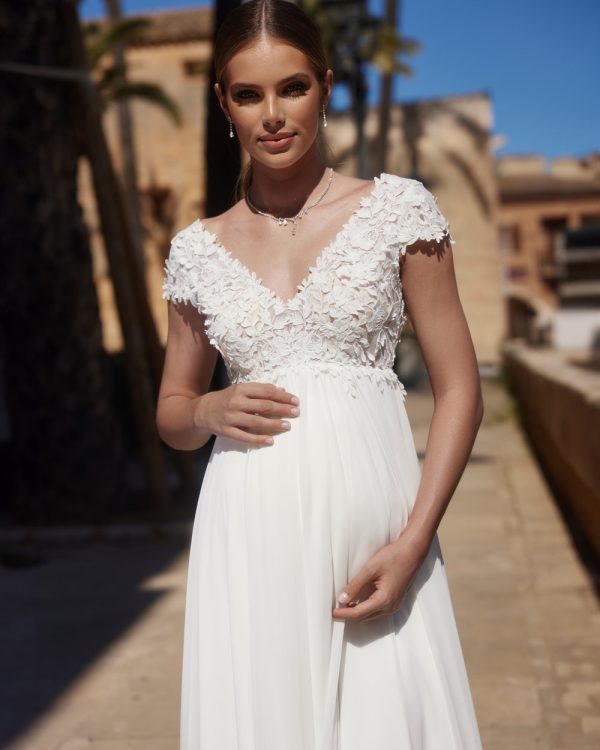Elegantes Umstandsbrautkleid mit Chiffonrock und floraler Spitze – ideal für das Standesamt oder die Sommerhochzeit