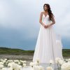 Boho & Vintage Brautkleid mit Spaghetti-Trägern, Tüllrock, langer Schleppe und Glitzerrock – Frontansicht im Freien