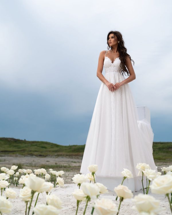 Boho & Vintage Brautkleid mit Spaghetti-Trägern, Tüllrock, langer Schleppe und Glitzerrock – Frontansicht im Freien