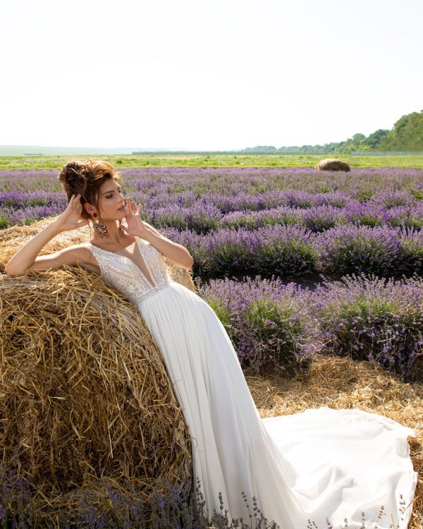 Romantisches A-Linien-Brautkleid mit Korsage aus Spitze, tiefem Rückenausschnitt und fließendem Chiffonrock