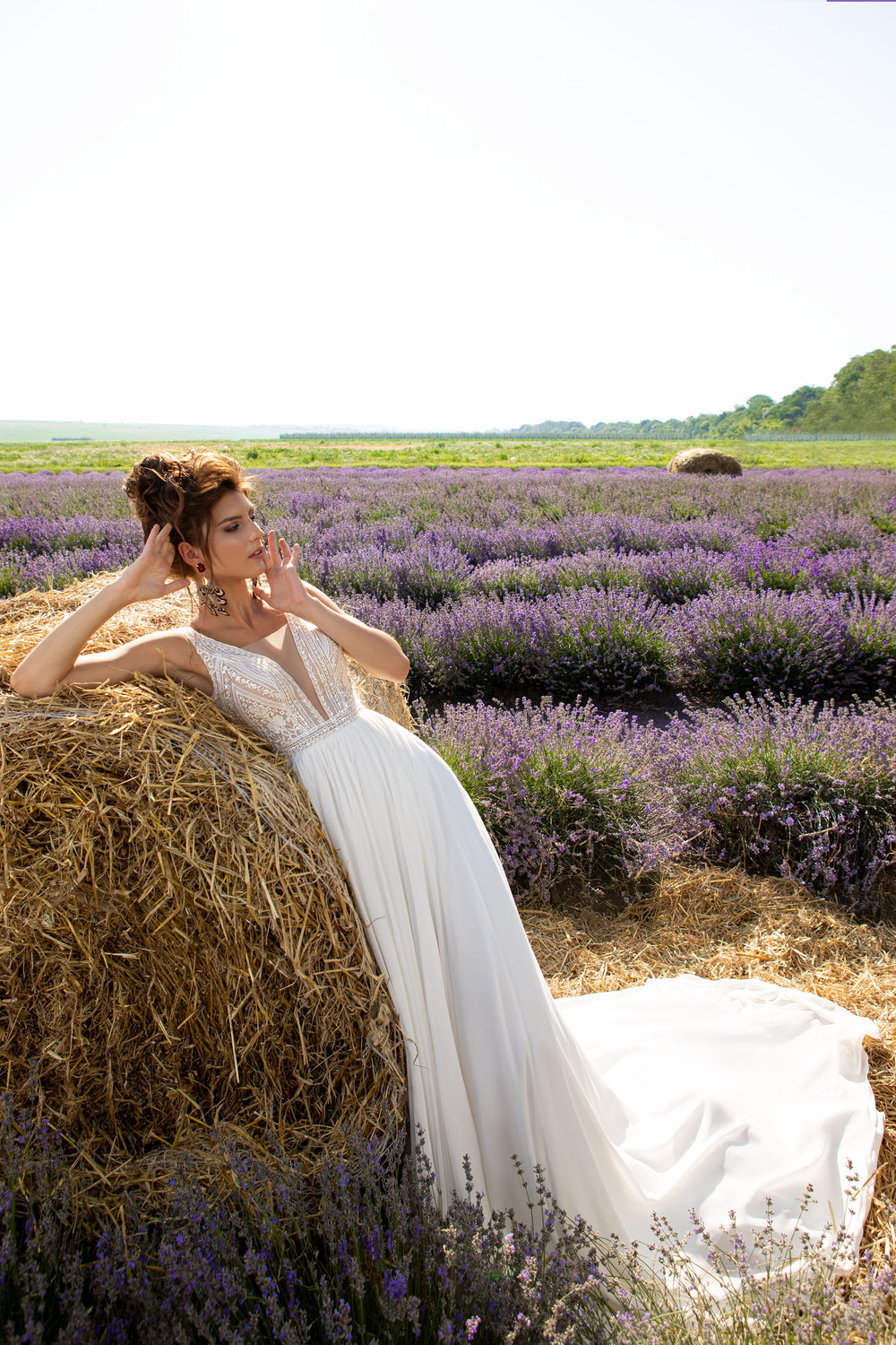 Romantisches A-Linien-Brautkleid mit Korsage aus Spitze, tiefem Rückenausschnitt und fließendem Chiffonrock