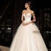 Prinzessin Brautkleid mit Herzausschnitt und aufwendig besticktem Mieder, fotografiert von vorne – elegantes Tüll-Volumen und klassische Silhouette in luxuriösem Setting.
