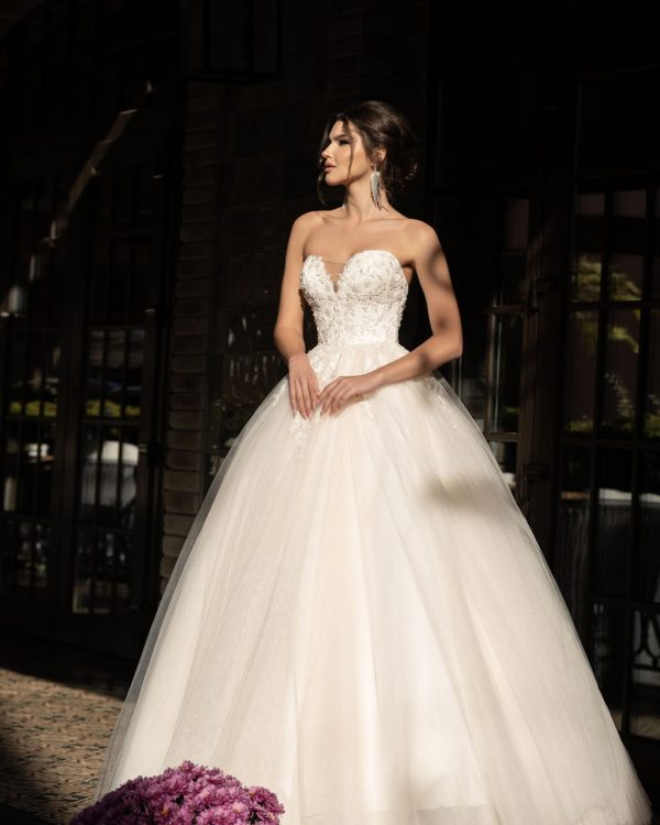 Prinzessin Brautkleid mit Herzausschnitt und aufwendig besticktem Mieder, fotografiert von vorne – elegantes Tüll-Volumen und klassische Silhouette in luxuriösem Setting.