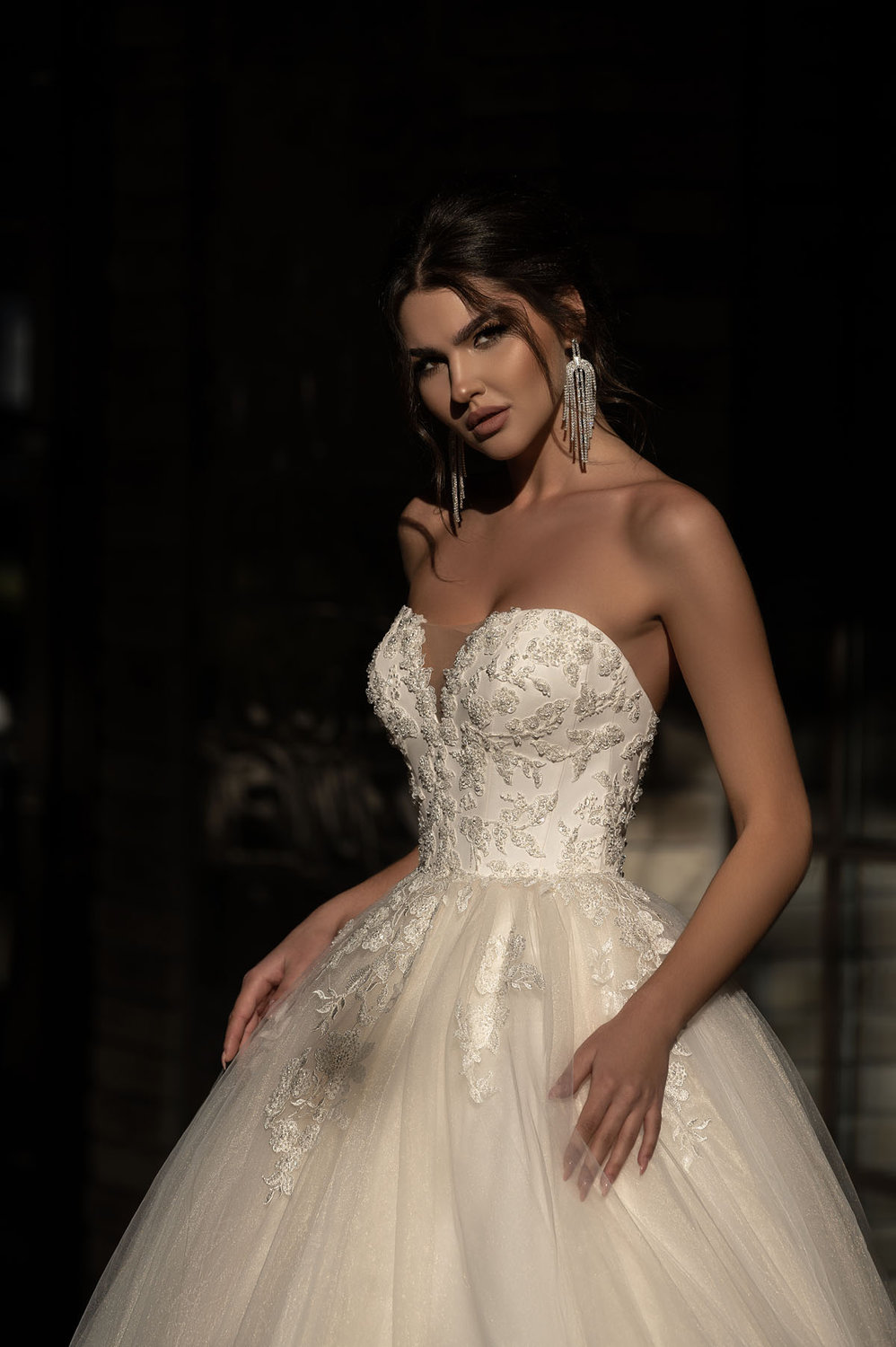 Nahaufnahme eines Prinzessin Brautkleids mit detailverliebter Stickerei auf dem Oberteil und schulterfreiem Herzausschnitt – glamouröses Design für romantische Bräute.