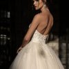 Prinzessin Brautkleid mit tiefem Rückenausschnitt und verdecktem Reisverschluss, fotografiert von hinten - eleganter Tüllrock und detailreich besticktes Rückenteil für einen atemberaubenden Auftritt von hinten