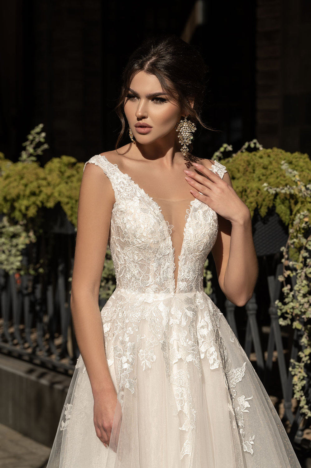 A-Linie Brautkleid mit V-Ausschnitt, floraler Tattoo-Spitze und zarten Trägern, Nahaufnahme von vorne, romantisches Design mit transparentem Spitzeneinsatz.