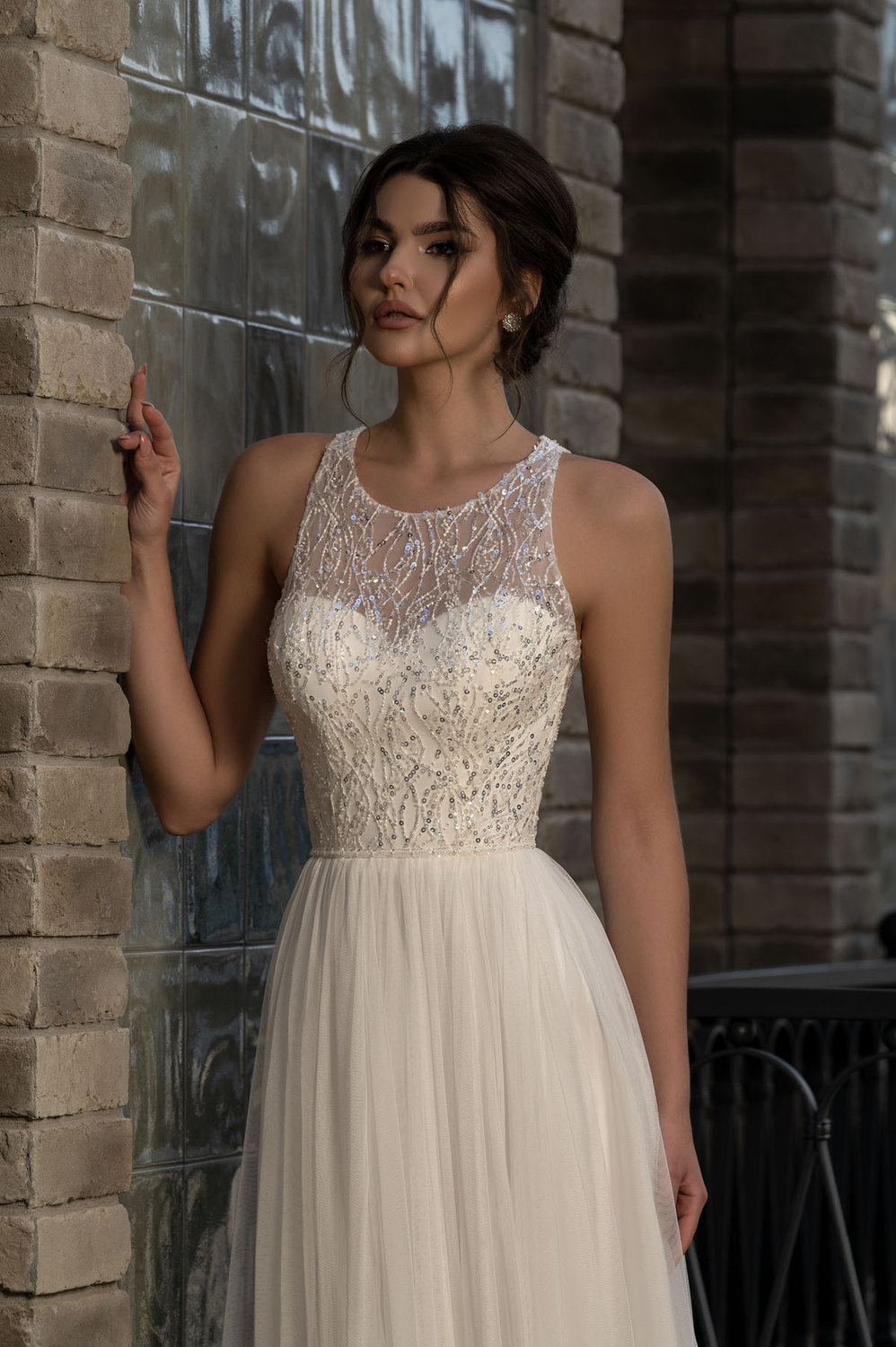 Frontansicht Brautkleid mit Illusionsausschnitt, fein besticktem Spitzenoberteil und zarter Transparenz