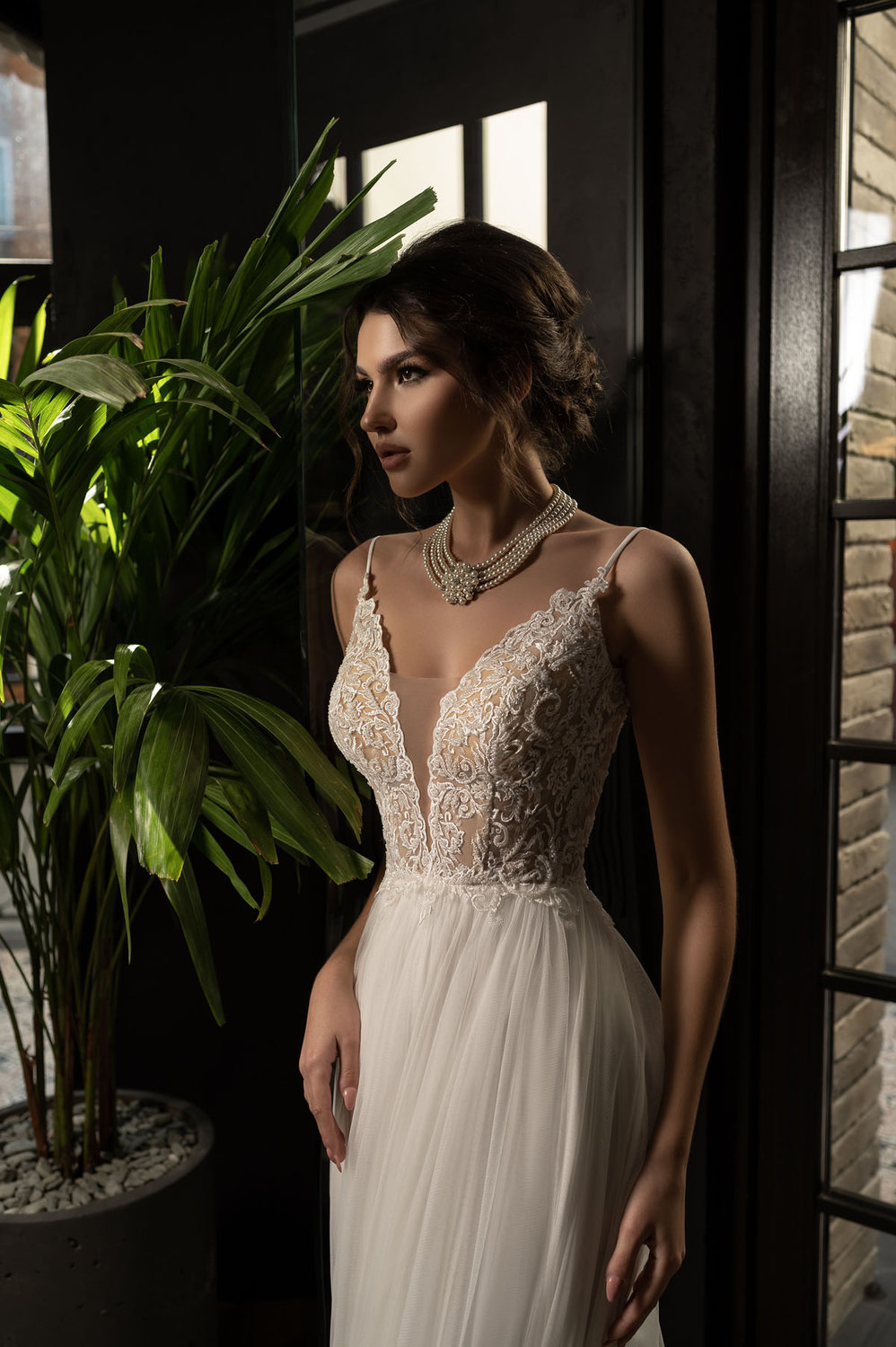 Detailaufnahme A-Linien-Brautkleid vorne – tiefer V-Ausschnitt mit floraler Spitze und feinen Trägern