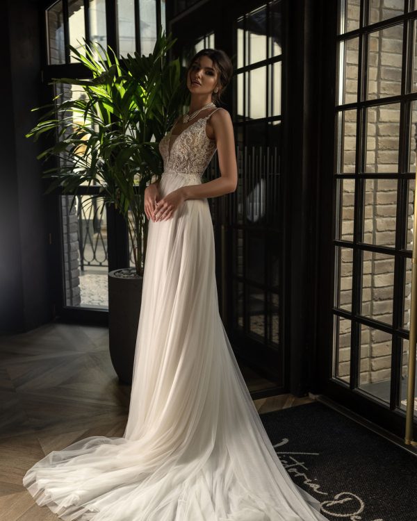 Luftiges A-Linien-Brautkleid mit tiefem V-Ausschnitt, transparenter Spitze und fließendem Tüllrock