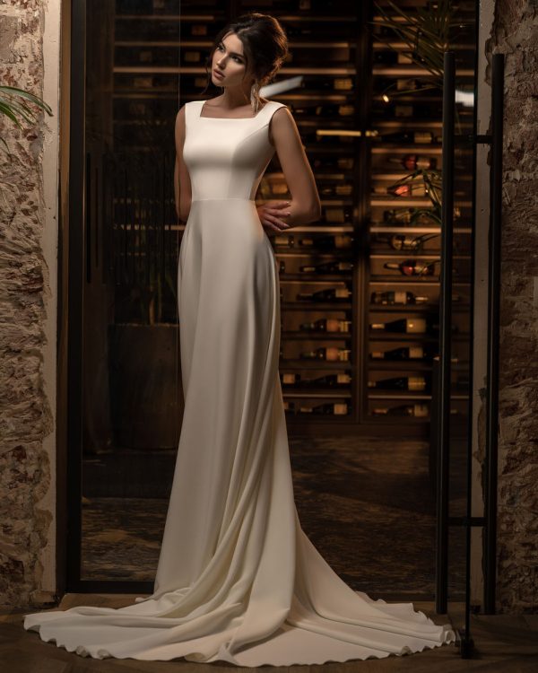 Elegantes A-Linien-Brautkleid mit angeschnittenen Ärmeln, glattem Rock und langer Schleppe