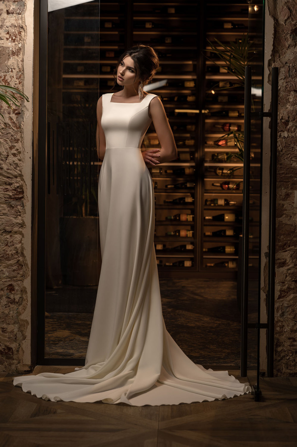 Elegantes A-Linien-Brautkleid mit angeschnittenen Ärmeln, glattem Rock und langer Schleppe