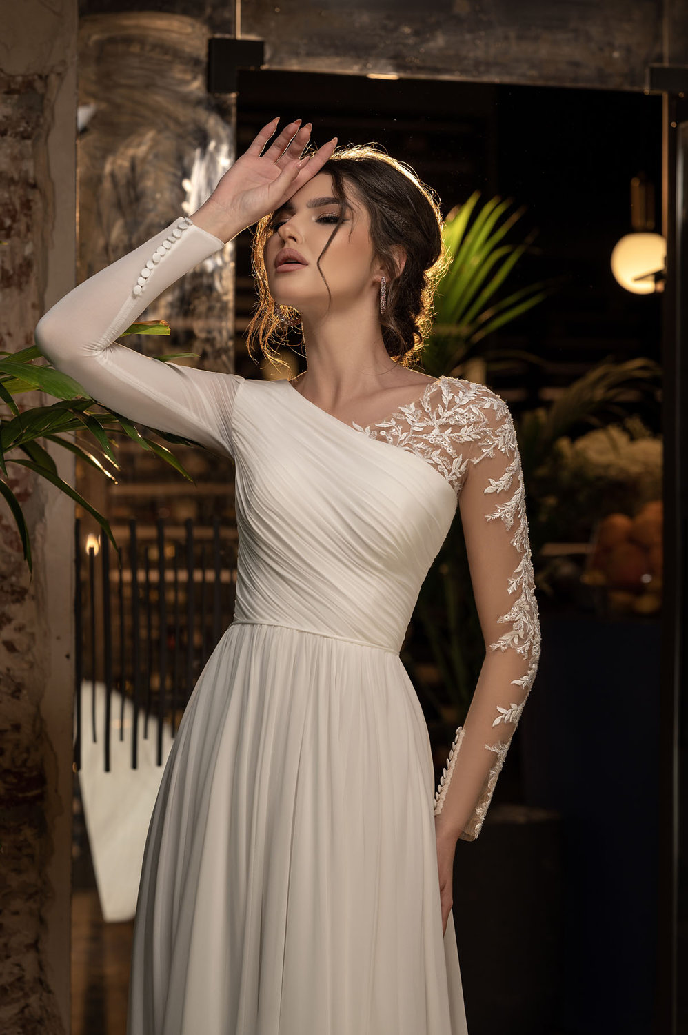 Brautkleid mit floraler Spitze, schrägem Ausschnitt und gerafftem Chiffonoberteil